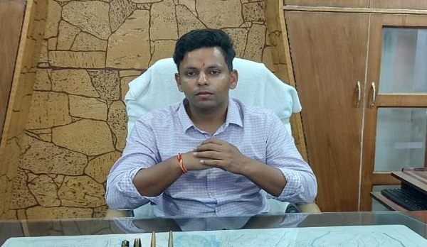 वीसी HRDA अंशुल सिंह की पहल लाई रंग, उदय एप के जरिए घर बैठे नक्शे पास करा रहे उपभोक्ता, सुशासन का सपना हुआ साकार, एचआरडीए ने घर जाकर बांटे नक्शे 