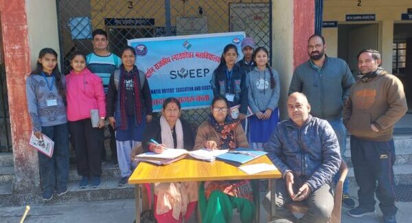 भक्त दर्शन राजकीय स्नातकोत्तर महाविद्यालय में मतदाता सूची में नाम जोड़ने के लिए लगाया गया कैंप