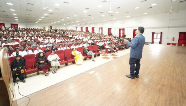 एसजीआरआयू में छात्र-छात्राओं ने जाना हार्ट अटैक पड़ने पर कैसे दिया जाता है सीपीआर
