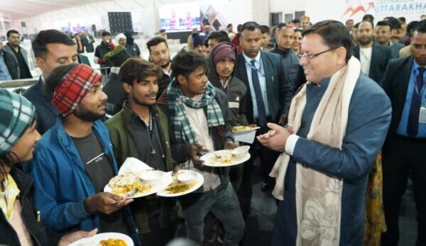 ग्लोबल इंवेस्टर्स समिट की व्यवस्थाओं से जुड़े श्रमिकों एवं पर्यावरण मित्रों को मुख्यमंत्री पुष्कर सिंह धामी ने दिया धन्यवाद, श्रमिकों के साथ भोजन कर इस महत्वपूर्ण आयोजन में उनके योगदान को सराहा