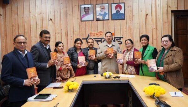 मुख्यमंत्री पुष्कर सिंह धामी ने किया ‘‘कुमाऊँ की महिलाओं का राष्ट्रीय संग्राम तथा स्थानीय जनान्दोलनों में योगदान’’ पुस्तक का किया विमोचन
