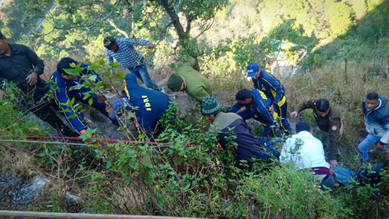 मसूरी : बार्लोगंज में 50 मीटर गहरी खाई में गिरा एक व्यक्ति, SDRF के रेस्क्यू कर पहुँचाया अस्पताल