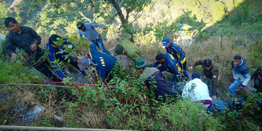 मसूरी : बार्लोगंज में 50 मीटर गहरी खाई में गिरा एक व्यक्ति, SDRF के रेस्क्यू कर पहुँचाया अस्पताल