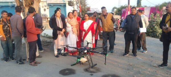 ड्रोन के माध्यम से कीटनाशक के छिड़काव का दिया डेमो
