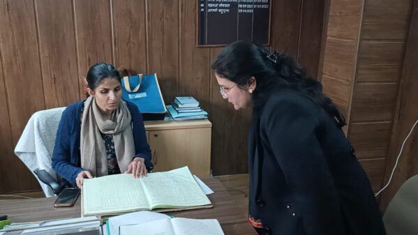डीएम सोनिका ने किया औचक निरिक्षण, ब्लॉक रायपुर में मचा हडकम्प, फील्ड कर्मचारियों से वीडियो कॉल पर किया सम्पर्क