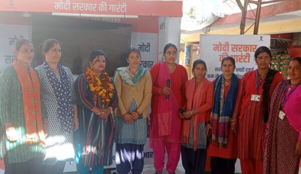 विकसित भारत संकल्प यात्रा : आई.ई.सी. वैन के जाखणीधार ब्लॉक के ढुंगा मंदार क्षेत्र में पहुंचने पर ग्रामीणों ने किया जोरदार स्वागत