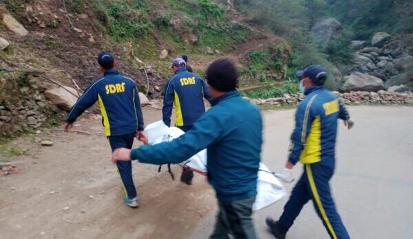 देहरादून : हनोल क्षेत्र चात्रा के पास खाई में दिखाई दिया शव , SDRF ने किया बरामद