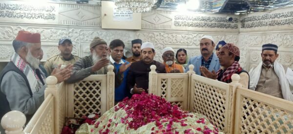 भाजपा के राष्ट्रीय प्रवक्ता शाहनवाज हुसैन ने कलियर दरगाह पर की चादरपोशी