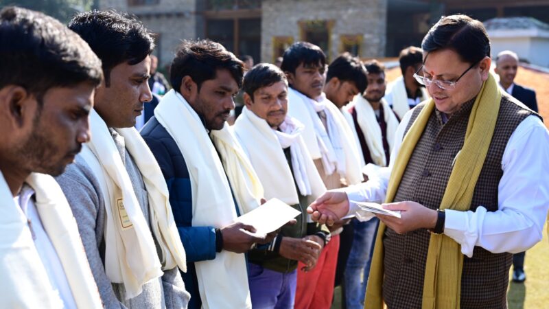 मुख्यमंत्री पुष्कर सिंह धामी ने उत्तरकाशी के सिलक्यारा रेस्क्यू ऑपरेशन में टनल की खुदाई में अहम भूमिका निभाने वाले 12 रैट माइनर्स को सम्मानित कर 50-50 हजार रूपये के सम्मान राशि के चेक भी किये प्रदान