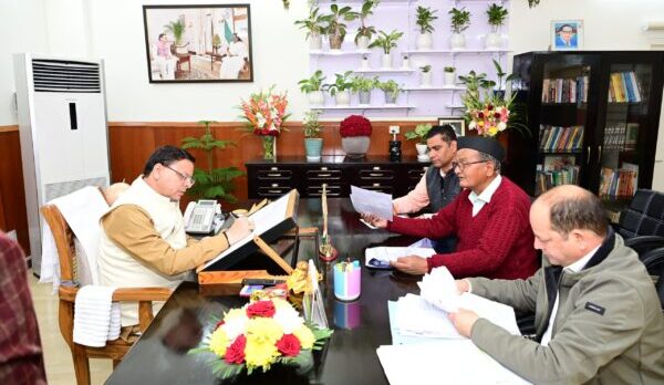 मुख्यमंत्री पुष्कर सिंह धामी से यूकेडी के पूर्व विधायक काशी सिंह ऐरी तथा पुष्पेश त्रिपाठी ने की शिष्टाचार भेंट