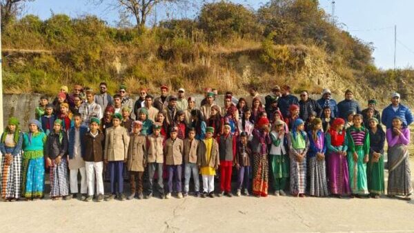उत्तरकाशी : स्व. इंद्रमणि बडोनी के जन्मदिवस पर रवांल्टी परिधानों में विद्यालय पहुंचे टीचर और स्टूडेंट्स