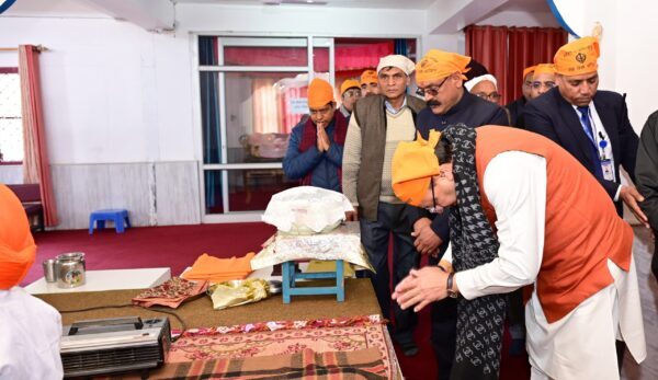 मुख्यमंत्री पुष्कर सिंह धामी ने वीर बाल दिवस के अवसर पर नई टिहरी स्थित टीला साहिब गुरूद्वारा में टेका मत्था
