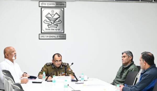 डीजीपी अभिनव कुमार ने की पुलिस दूरसंचार इकाई के कार्यों की समीक्षा, जिलो के कन्ट्रोल रूम को स्मार्ट कन्ट्रोल रूम में अपग्रेड करने के साथ ही ड्रोन का उपयोग करने के भी दिए निर्देश