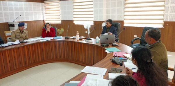 डीएम डॉ. आशीष चौहान ने ली सीएम हेल्पलाइन व ई-आफिस की प्रगति की समीक्षा, दिए आवश्यक दिशा निर्देश