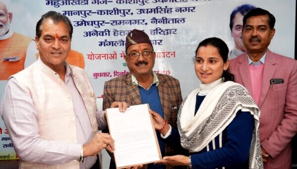 कैबिनेट मंत्री डॉ. प्रेम चन्द अग्रवाल ने प्रधानमंत्री आवास योजना शहरी एएचपी के अर्न्तगत पांच आवासीय परियोजनाओं के तहत लाभार्थियों को किये आवास आवंटन