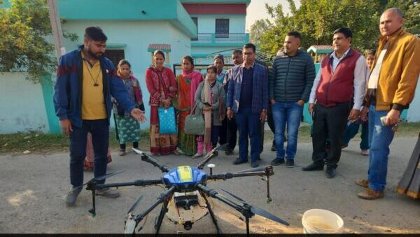 रुद्रपुर : विकसित भारत संकल्प यात्रा कार्यक्रम में कृषि ड्रोन के माध्यम से कीटनाशक का छिड़काव का किया गया प्रदर्शन