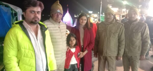 मसूरी विंटर लाइन कार्निवाल में परिवार से बिछड़े मासूम को होमगार्ड्स के जवानों ने परिजनों से मिलाया 