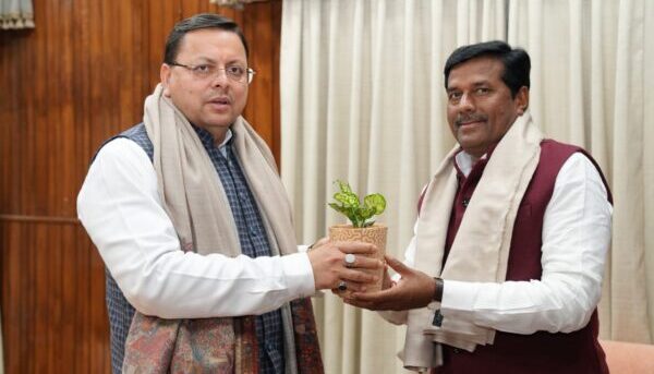 मुख्यमंत्री पुष्कर सिंह धामी से मध्य प्रदेश के पूर्व राज्य मंत्री भारत सिंह कुशवाह ने की शिष्टाचार भेंट