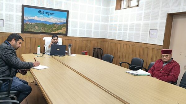शीतलहर से बचाव के लिए सार्वजनिक स्थानों पर जलाएं अलाव – डीएम डॉ. आशीष चौहान