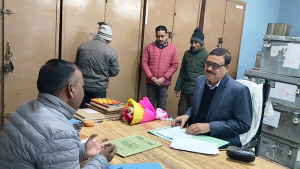 आयुक्त गढ़वाल विनय शंकर पाण्डेय ने जिला कोषागार के डबल लॉक का निरीक्षण कर दस्तावेजों, पंजिकाओं का किया अवलोकन