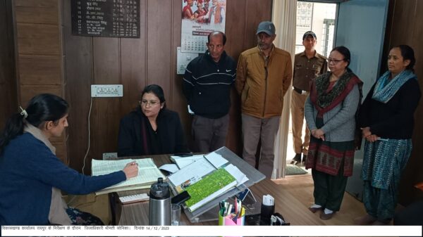 डीएम सोनिका ने विकासखण्ड रायपुर कार्यालय का किया औचक निरीक्षण, फील्ड कर्मचारियों से वीडियो कॉल पर जांची फील्ड की उपस्थिति