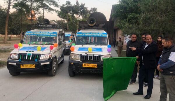 एडीएम पीएल शाह ने ईवीएम एवं वीवीपैट के प्रदर्शन के लिए 11 मोबाईल प्रदर्शन वैन को हरी झंड़ी दिखाकर किया रवाना