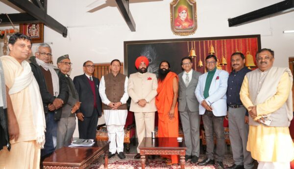 हरिद्वार भ्रमण के दौरान पतंजलि योगपीठ पहुंचे राज्यपाल और मुख्यमंत्री, विभिन्न सम-सामयिक विषयों पर योग गुरू स्वामी रामदेव एवं आचार्य बालकृष्ण से किया विचार-विमर्श