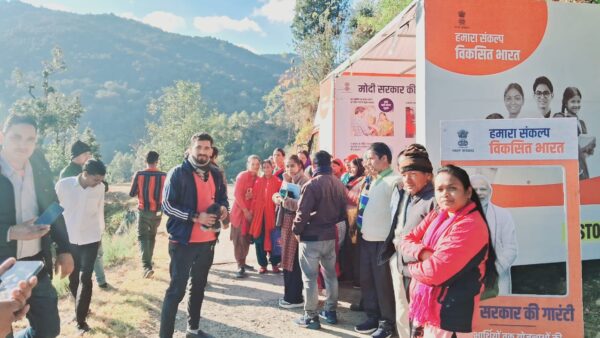 चमोली : ग्रामीणों को विकसित भारत संकल्प यात्रा ते तहत आयोजित शिविर में केन्द्र सरकार की योजनाओं की दी जानकारी