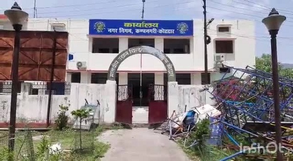 कोटद्वार : शहर के बीचो-बीच सरकारी भूमि पर हुआ कब्जा, नगर निगम ने रुकवाया काम, नोटिस किया जारी