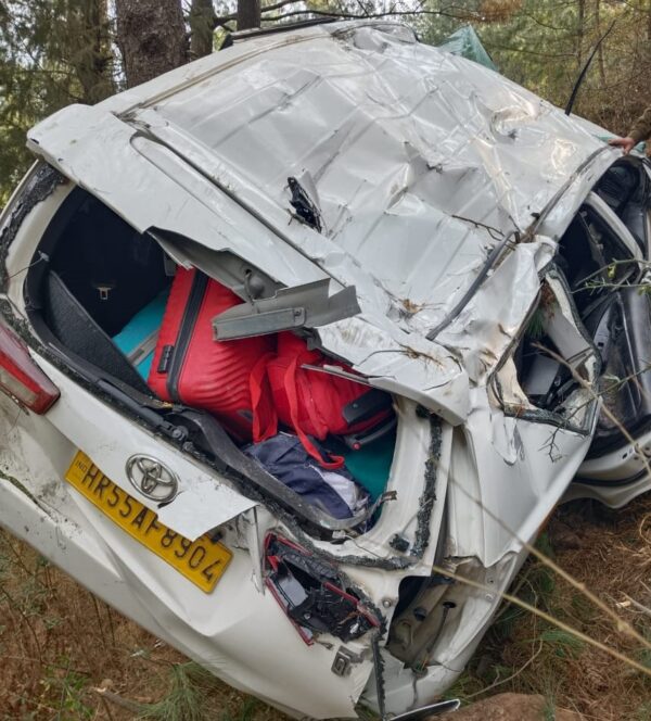 औली घूमने आये पर्यटकों का वाहन दुर्घटना ग्रस्त, चार घायल