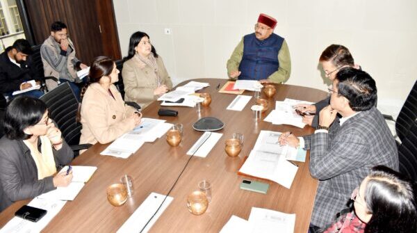 कैबिनेट मंत्री सतपाल महाराज ने ली पंचायतीराज विभाग की समीक्षा बैठक, निदेशक निधि यादव ने दी अद्यतन योजनाओं जानकारी