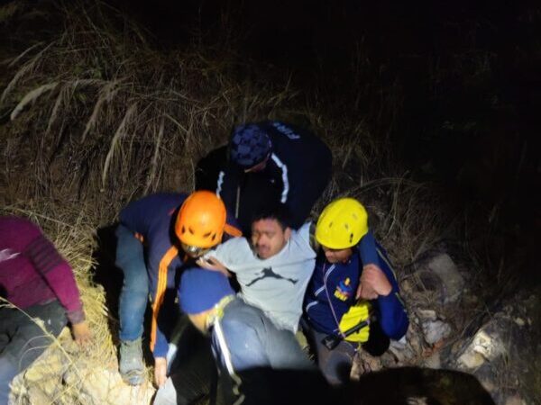रुद्रप्रयाग : सन बैंड के पास स्कूटी हुई दुर्घटनाग्रस्त, SDRF ने किया घायलों को रेस्क्यू