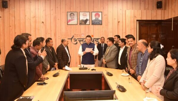 मुख्यमंत्री पुष्कर सिंह धामी से नववर्ष के अवसर पर भारतीय वन सेवा एवं पीसीएस अधिकारियों ने की भेंट