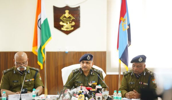 डीजीपी अभिनव कुमार ने प्रेस वार्ता कर वर्ष 2023 में उत्तराखण्ड पुलिस की उपलब्धियां एवं नववर्ष 2024 के लिए तय की गयी प्राथमिकताओं को बताया