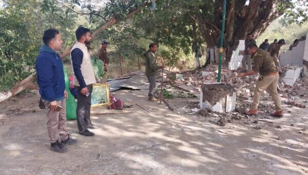 हरिद्वार : प्रशासन, पुलिस और वन विभाग की संयुक्त टीम ने राजाजी टाइगर रिज़र्व पार्क के भीतर बनी अवैध धार्मिक संरचना को किया ध्वस्त