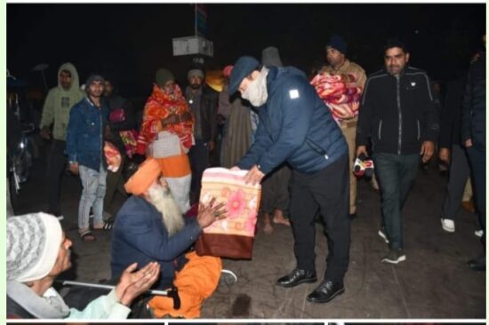 डीएम एवं एसएसपी ने देर रात्रि को हरकीपैड़ी, बस अड्डा, रेलवे स्टेशन सहित विभिन्न स्थानों  में पहुंचकर ठण्ड में निराश्रित, बेसहारा लोगों का जाना हालचाल, कम्बलों का किया वितरण