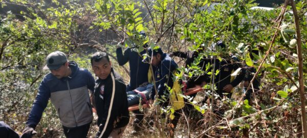 नैनीताल : रुसी बाईपास के पास खाई में गिरा ट्रक , SDRF ने चालक को  किया सकुशल रेस्क्यू