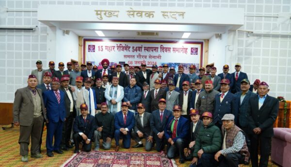 मुख्यमंत्री पुष्कर सिंह धामी ने 15 महार रेजीमेंट के स्थापना दिवस पर रेजिमेंट के पूर्व सैन्य अधिकारियों को किया सम्मानित