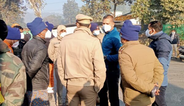 देहरादून के इस क्षेत्र में क्लोरीन गैस का रिसाव, कमान्डेंट SDRF मणिकांत मिश्रा के नेतृत्व में विशेषज्ञ CBRN टीम द्वारा मौके पर किया जा रहा हैं राहत व बचाव कार्य