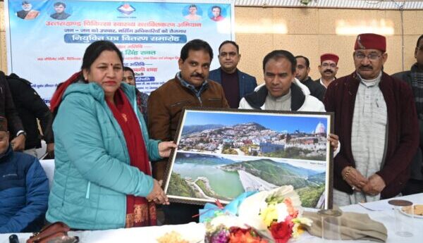 कैबिनेट मंत्री डॉ. धन सिंह रावत ने जनपद टिहरी में 89 नर्सिंग अधिकारियों को वितरित किए नियुक्ति पत्र, स्वास्थ्य विभाग की दो योजनाओं का किया शिलान्यास