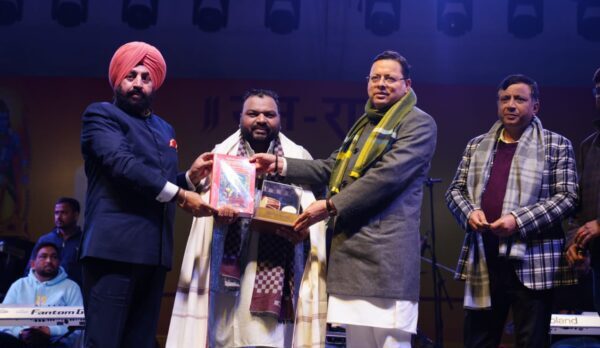 पद्म श्री कैलाश खेर और कन्हैया मित्तल के भजनों से राममय हुआ वातावरण, राज्यपाल एवं मुख्यमंत्री ने दोनों गायकों को किया सम्मानित