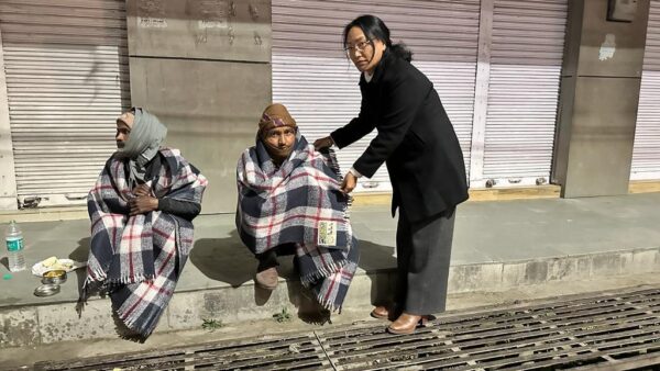 हरिद्वार : उत्तराखंड सिविल सर्विसेज ऑफीसर्स वाइव्स एसोसिएशन की ओर से सोनिया गर्ब्याल ने जरूरतमंदों को बांटे कंबल