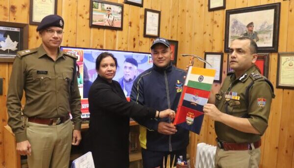 डीजीपी अभिनव कुमार ने SDRF में नियुक्त आरक्षी राजेन्द्र नाथ को दक्षिण अमेरिका की सबसे ऊंची चोटी माउंट अकोंकागुआ के सफल आरोहण के लिए किया फ्लैग ऑफ
