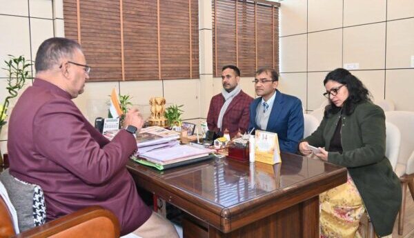 उद्यान मंत्री गणेश जोशी ने कीटनाशक दवाओं के छिड़काव में देरी पर अधिकारियों को लगाई जमकर फटकार, उपनिदेशक डॉ. नरेन्द्र कुमार से स्पष्टीकरण तलब करने और उनके तीन दिवस का वेतन रोकने के दिये निर्देश