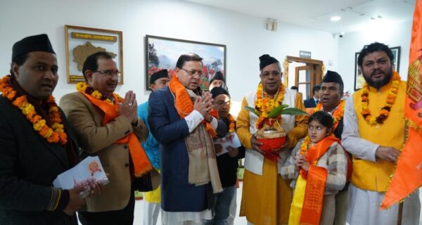 अक्षत वितरण टोली के सदस्यों द्वारा श्री राम मंदिर, अयोध्या से लाए गए पूजित अक्षत, श्री राम मंदिर का चित्र एवं निमंत्रण पत्रक मुख्यमंत्री पुष्कर सिंह धामी को किये गये भेंट