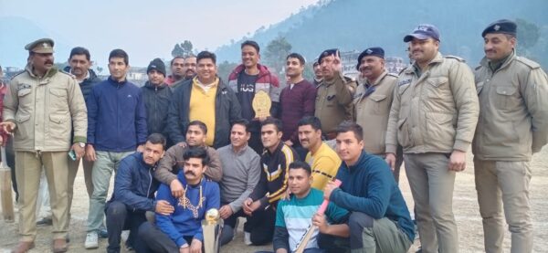 युवा दिवस पर मैत्रीपूर्ण क्रिकेट मैच का हुआ आयोजन, पुलिस और जिला पंचायत के बीच हुआ फाइनल मुकाबला