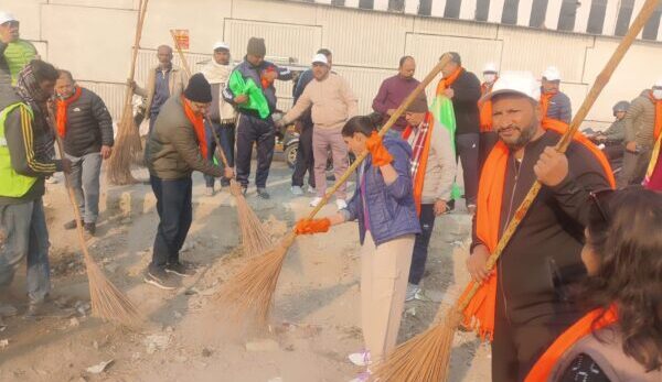सीएम धामी के निर्देश पर डीएम सोनिका ने सफाई कर स्वच्छता अभियान का किया विधिवत् शुभारंभ, जनपदवासियों से की यह अपील ……..