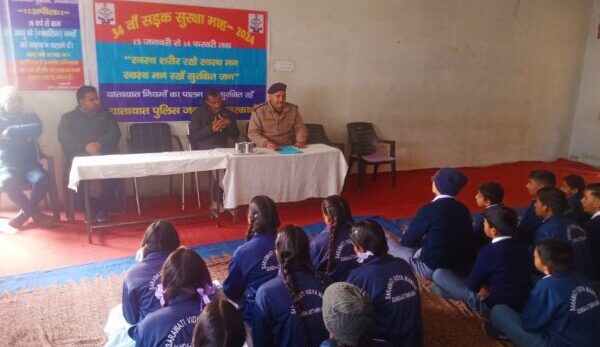उत्तरकाशी : यातायात पुलिस ने डुंडा में जन-जागरूकता शिविर किया आयोजित