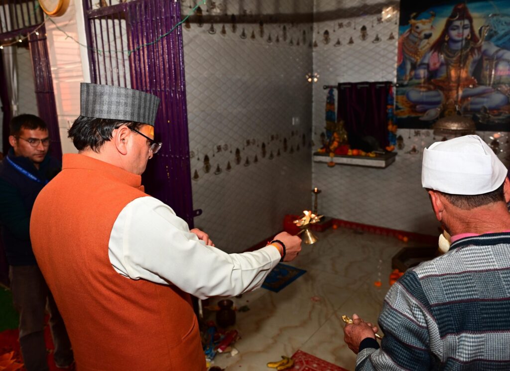 मुख्यमंत्री पुष्कर सिंह धामी ने पिथौरागढ़ स्थित चटकेश्वर मंदिर व सैनी गांव के देवल समेत मंदिर में पूजा अर्चना कर प्रदेश की सुख शांति व समृद्धि की कामना की