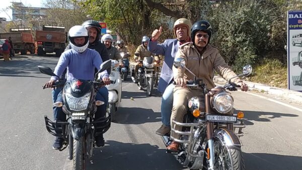 एसपी अजय गणपति ने 34 वें सड़क सुरक्षा माह के अन्तर्गत दोपहिया वाहन रैली को दिखायी हरी झंडी, चम्पावत में वाहन चालकों को किये हेल्मेट वितरित
